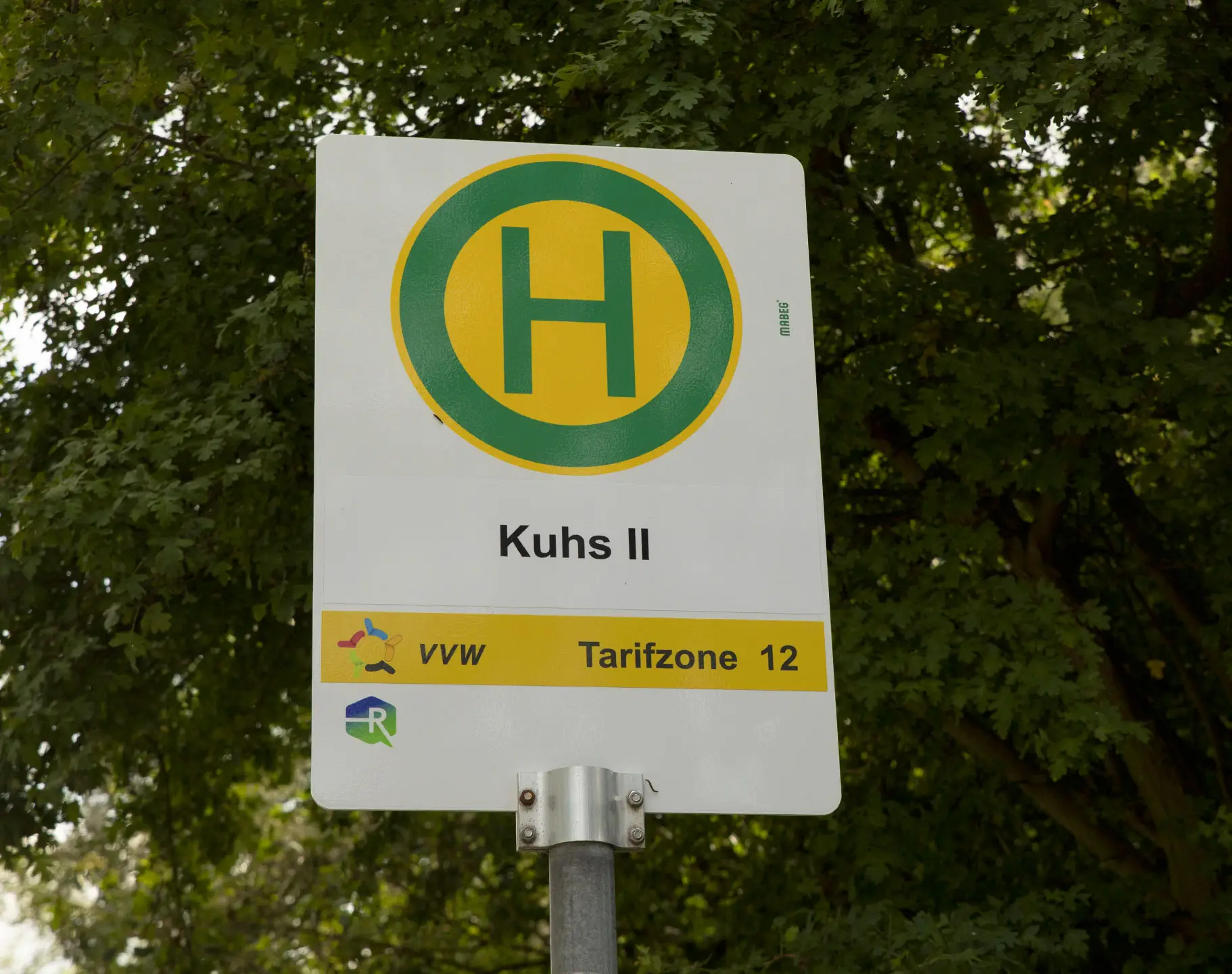 Haltestellenschild Kuhs 2 von Rebus in 18276 Kuhs