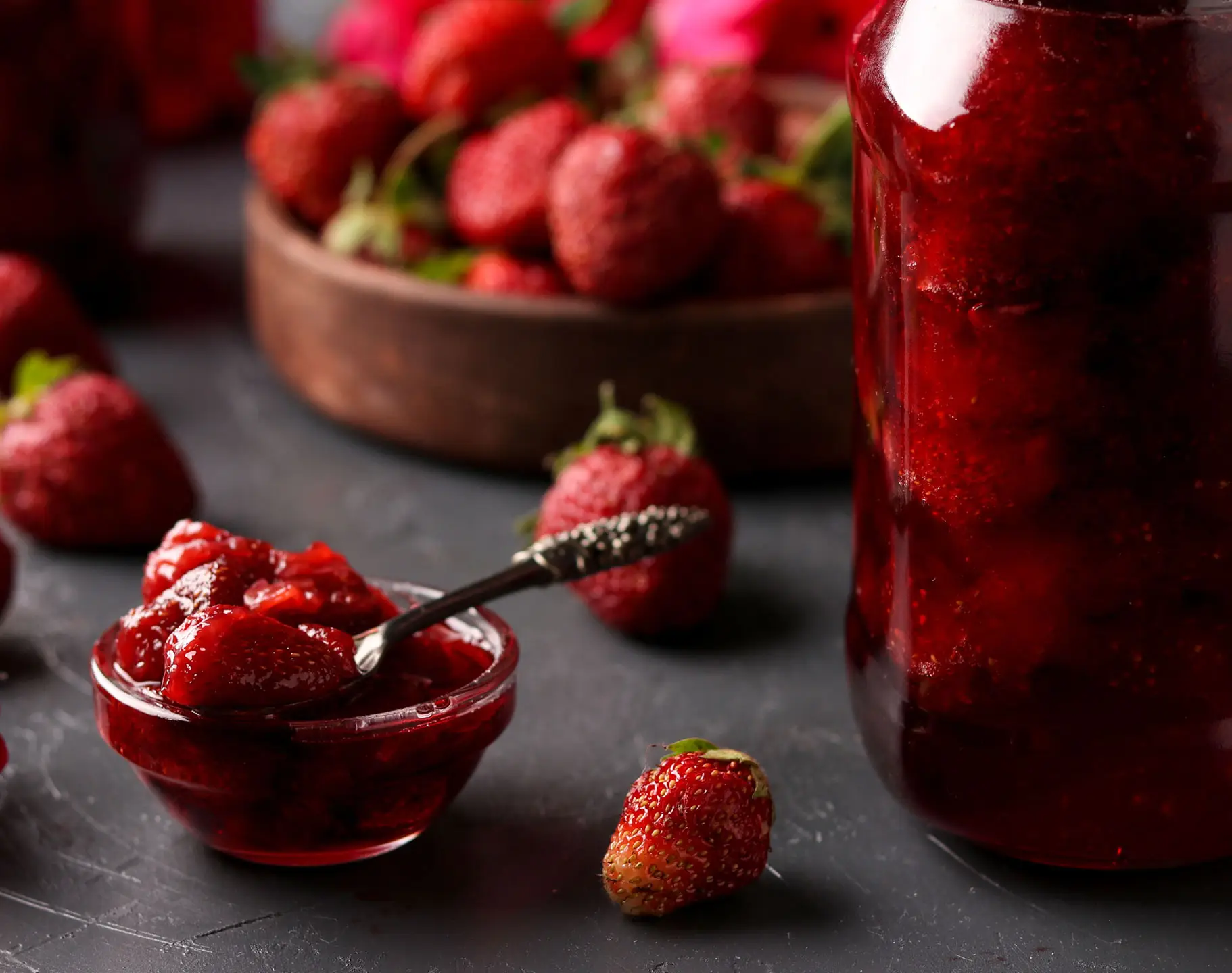 selbstgemachte Konfitüre aus frischen Erdbeeren